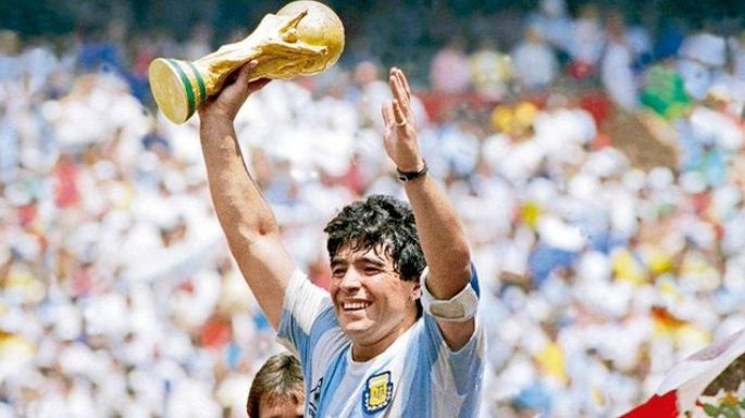Presentan en el Senado un proyecto de ley para que Maradona aparezca en billetes y sellos postales
