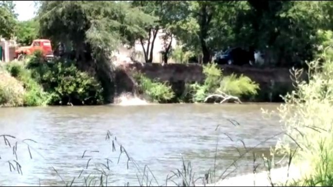 [Vídeos] Quejas por camiones que tiran escombros al río