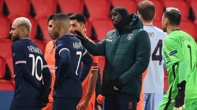 PSG-Basaksehir, suspendido por términos racistas del cuarto árbitro a un asistente del equipo turco