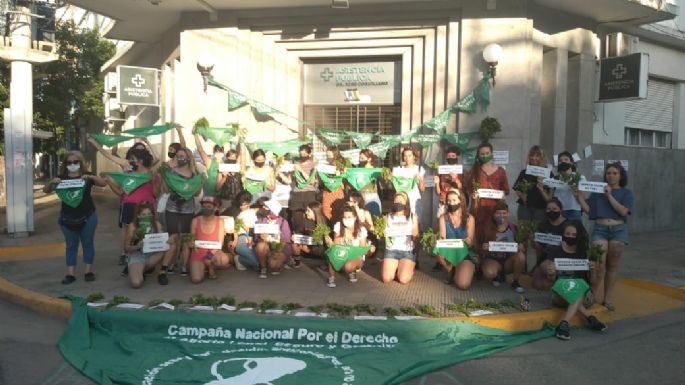 Realizaron un “pañuelazo verde” frente a la Asistencia