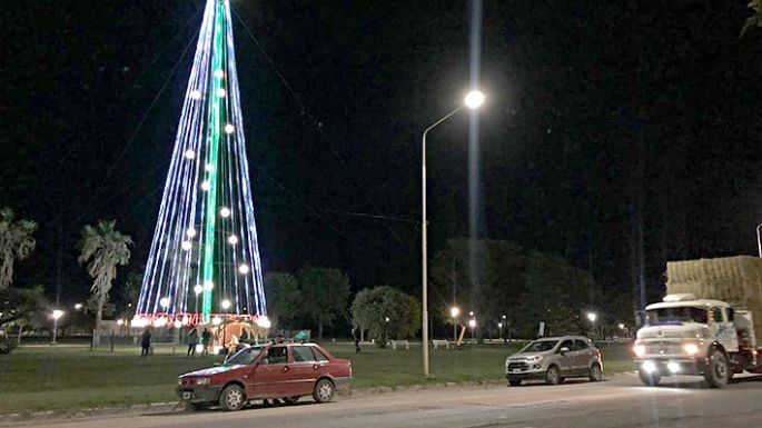 El árbol gigante ya brilla con luz propia