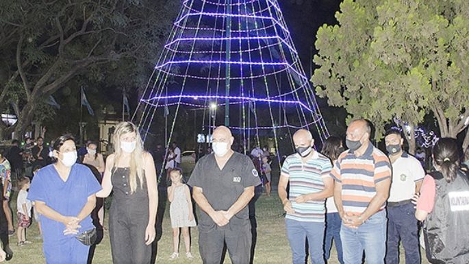 Homenajearon al personal de salud en el encendido del Arbol