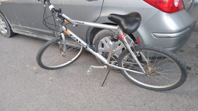 Un ciclista se fracturó el codo tras chocar contra un auto