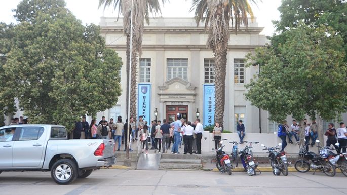 Docentes acamparán frente al IPET Nº 49 para reclamar por sus sueldos