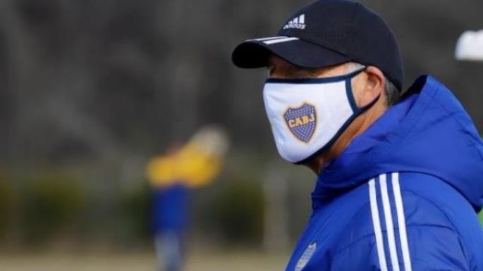 Russo piensa en una línea de tres defensores