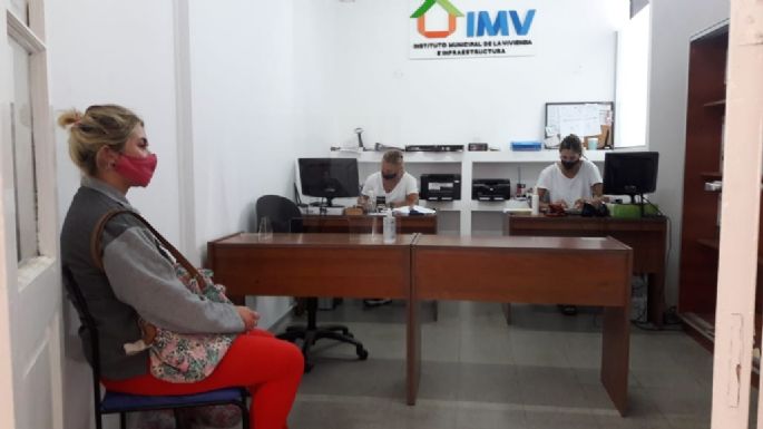 Una mujer se encadenó con sus hijas en el Instituto Municipal de la Vivienda
