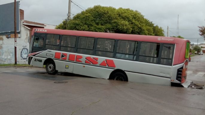 Tras la lluvia en Córdoba: Se hundió en el asfalto un colectivo de Ersa