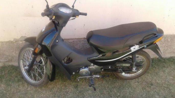 Una motociclista terminó con lesiones graves tras chocar contra un auto
