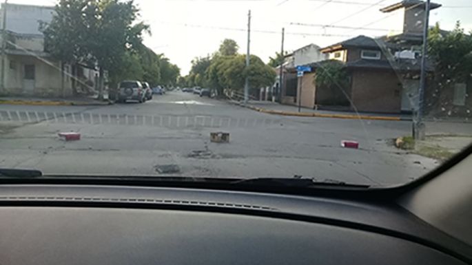 Denuncian a un vecino que pone obstáculos pesados en la calle