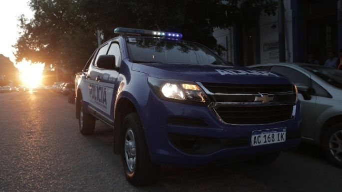 Un policía fue interceptado cuando conducía un auto robado