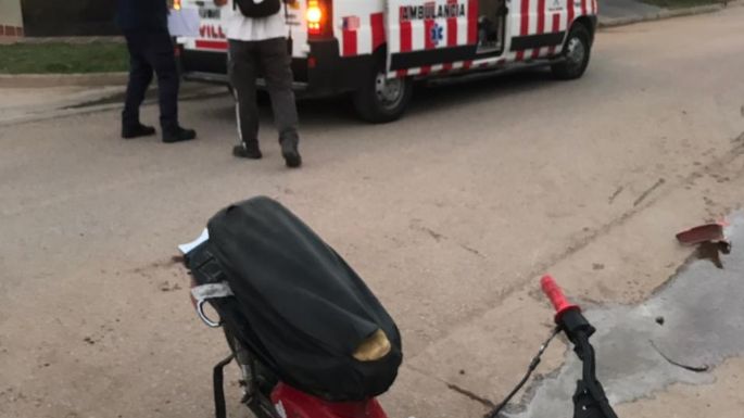 Un herido con quebradura expuesta tras un choque entre auto y moto