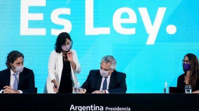 Fernández promulgó la ley de aborto y el Plan de los 1000 Días