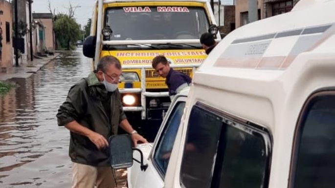 [Vídeo] Bomberos rescató autos varados por la lluvia