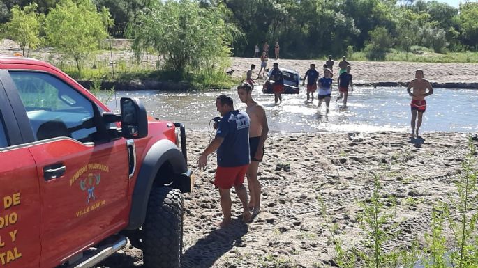 Una camioneta intentó cruzar el río y quedó atascada