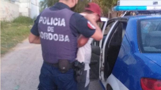 Le arrebató y dañó el botón antipático que tenía su pareja