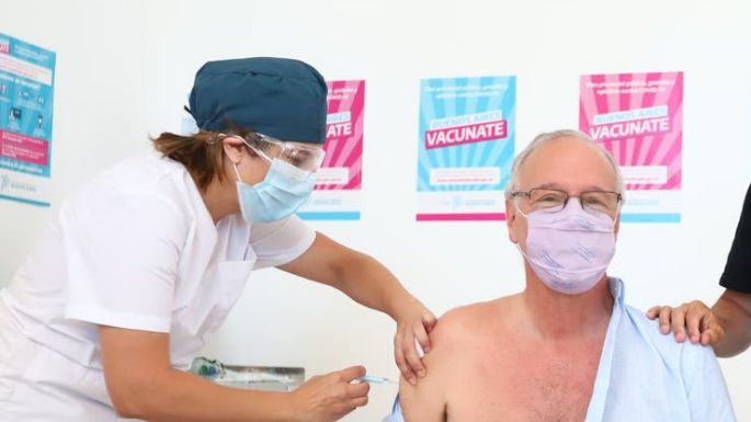 Gollán fue la primera persona mayor de 60 años en el país en colocarse la vacuna contra el Covid