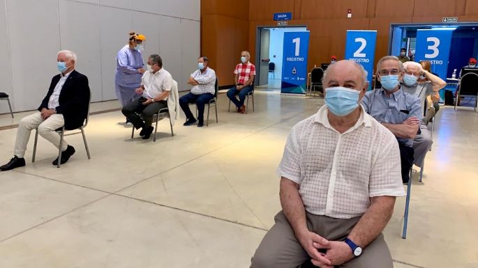 Hugo Pizzi fue el primer médico mayor de 60 en recibir la vacuna en Córdoba