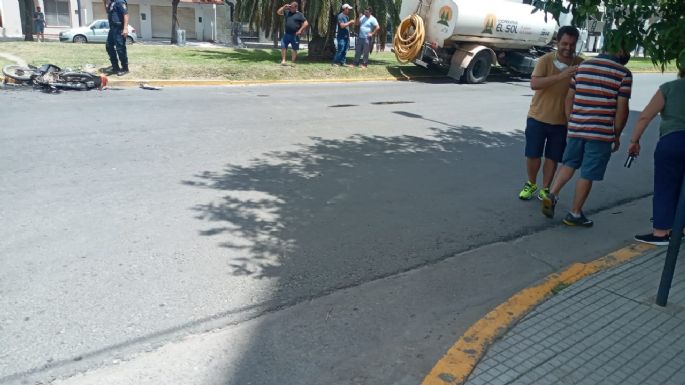 Una motociclista de 15 años terminó con lesiones graves tras chocar contra un camión