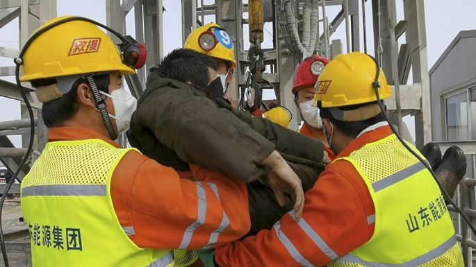 Rescatan a once mineros atrapados desde hace dos semanas en China