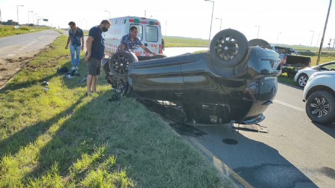Grave accidente entre dos automóviles provocó un vuelco y heridos