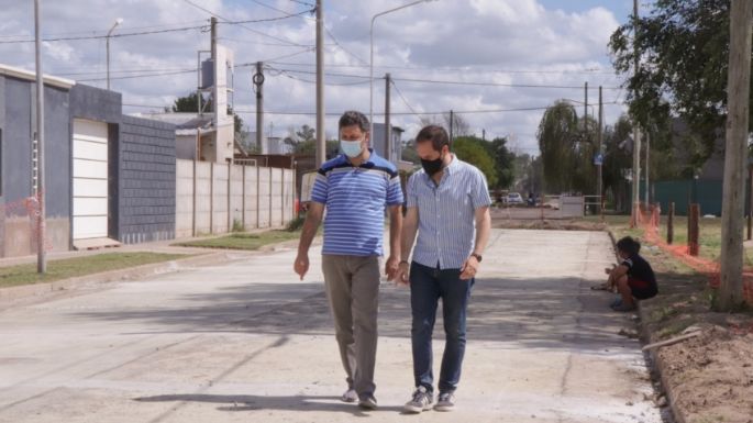 Gill estuvo en barrio Evita y vio cómo se pavimenta