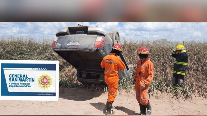 Una pick up se dio vuelta sola en un camino rural pero no hubo heridos