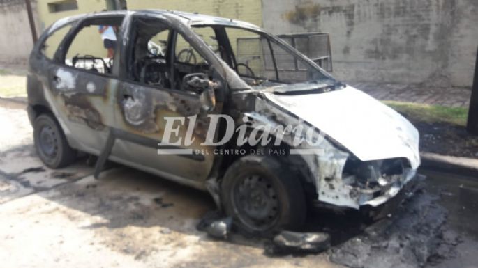 Con pérdidas totales, se prendió fuego un auto en barrio Santa Ana