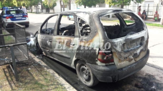 Con pérdidas totales, se prendió fuego un auto en barrio Santa Ana