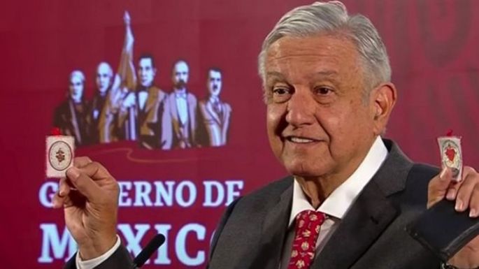 El presidente de México contrajo  COVID y se protege con estampitas