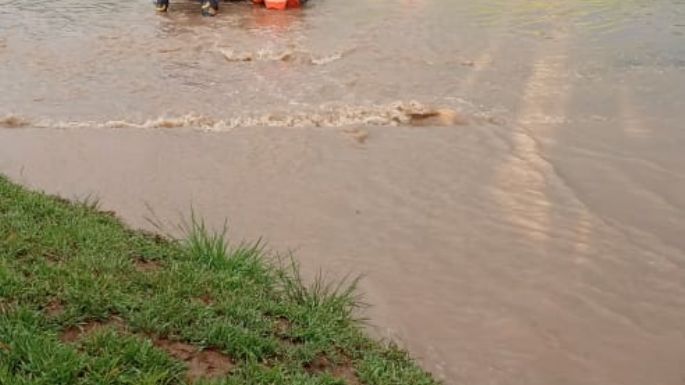 Tras una intensa lluvia, un automóvil fue arrastrado por el agua en Oliva