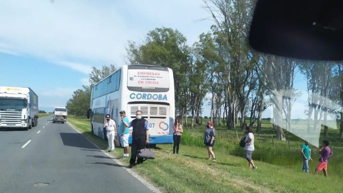 Un colectivo perdió una rueda en plena ruta y chocó contra un automóvil
