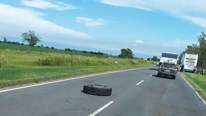 ­­­­Un colectivo perdió las ruedas duales y un neumático impactó contra un auto