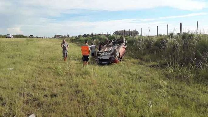 ­­­­Un colectivo perdió las ruedas duales y un neumático impactó contra un auto