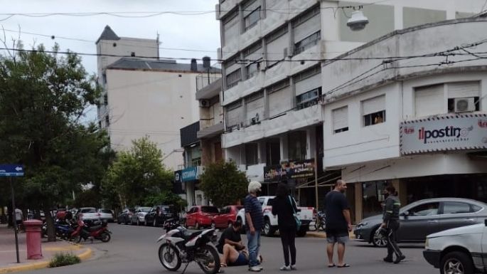 [AHORA] Una mujer golpeada tras chocar con su moto contra un auto