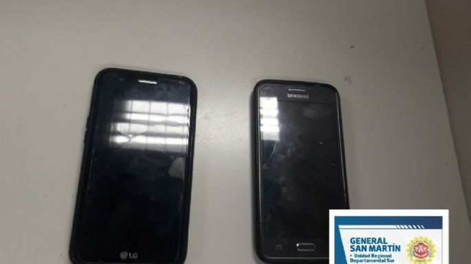 Una mujer devolvió dos celulares robados por su hijo