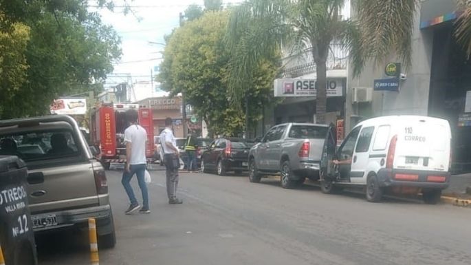 Pérdida de gas en un automóvil estacionado en el centro