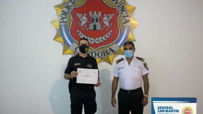 Acto de cierre y entrega de certificados a personal policial