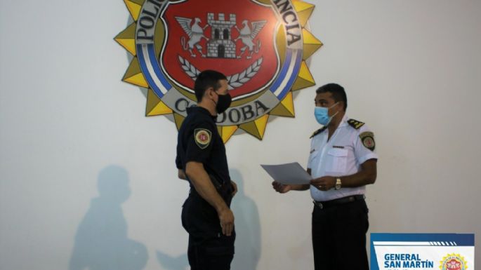 Acto de cierre y entrega de certificados a personal policial