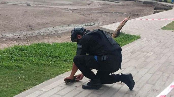 Insólito: hallaron un proyectil de mortero calibre 81 en la costanera de Villa María
