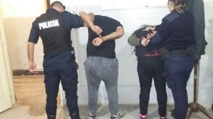 Joven pareja detenida, acusada de matar a un bebé de 15 meses