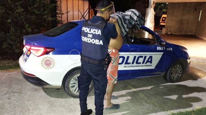 Usando una cuchilla, amenazó a su expareja delante de otras personas
