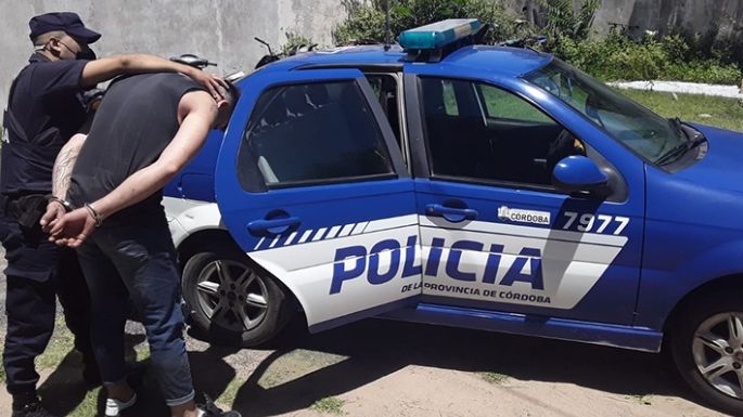 Usando una cuchilla, amenazó a su expareja delante de otras personas