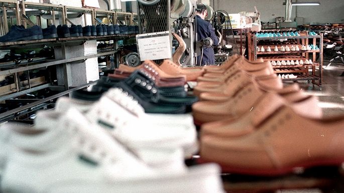 Las ventas minoristas cayeron 8% en diciembre y a lo largo del año acumularon una baja de 21,4%