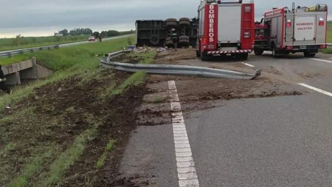 Un camión volcó en la autopista a la altura de Oncativo