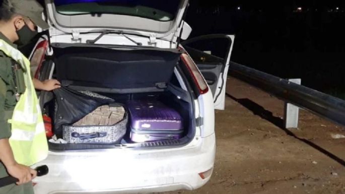 Arrestaron a una pareja que llevaba más de 8 millones de pesos en el auto