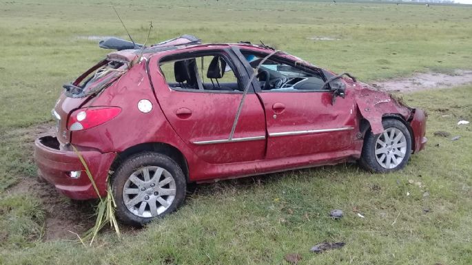 Dos jóvenes con lesiones graves luego de dar tumbos con un auto