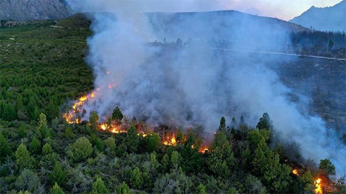 Unos 140 brigadistas combaten el fuego,  a una semana del incendio en El Bolsón