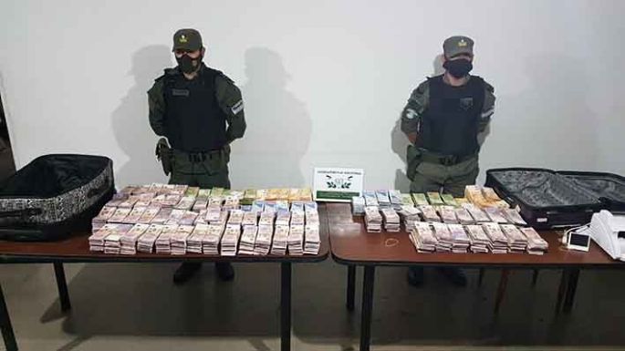 Llevaban valijas llenas de plata sin justificar
