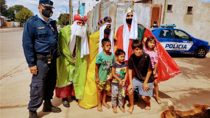 Vestidos como Reyes Magos, policías repartieron golosinas en barrios