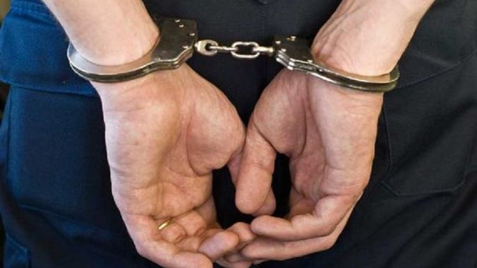 Arrestaron a una mujer que agredió a policías